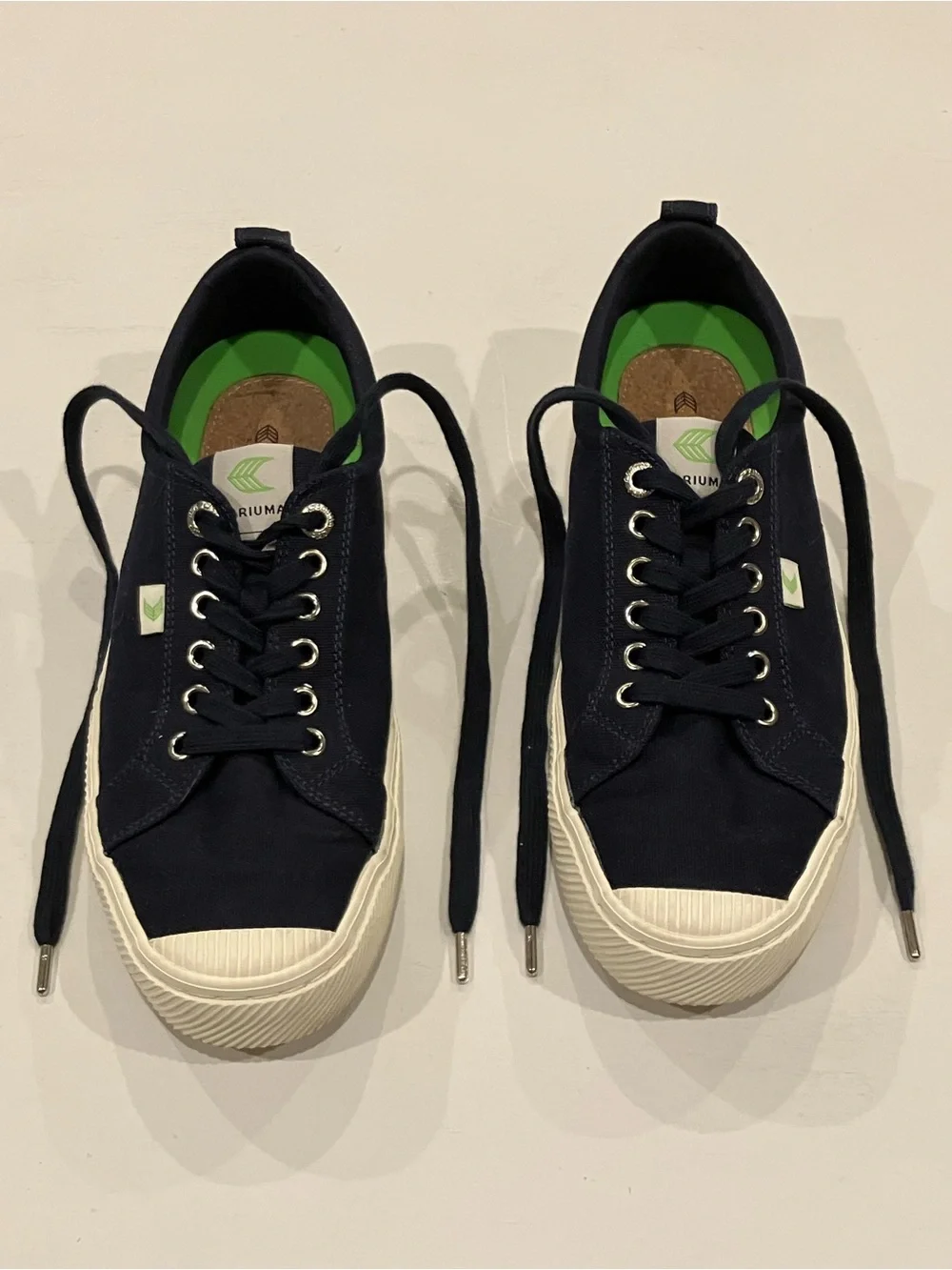 Cariuma | Navy Canvas Low-Top Sneakers